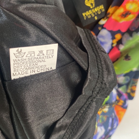 (A53) NEW Passion Fusion Floral Ruffled Deep V-Neck front Romper, Sz Small, NWOT - Picture 13 of 13